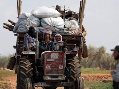 Una familia huye de los combates con sus pertenencias en el cantón kurdo de Afrin. En vídeo, la Guerra de Siria en cifras.