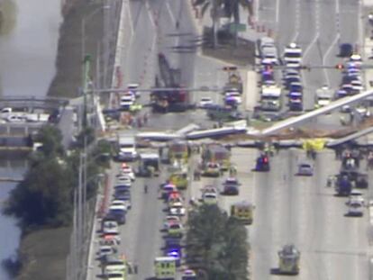 El puente peatonal que se ha derrumbado en Miami. En vídeo, tareas de rescate de las fuerzas de seguridad.