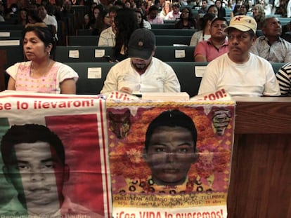 Familiares de los normalistas desaparecidos de Ayotzinapa.