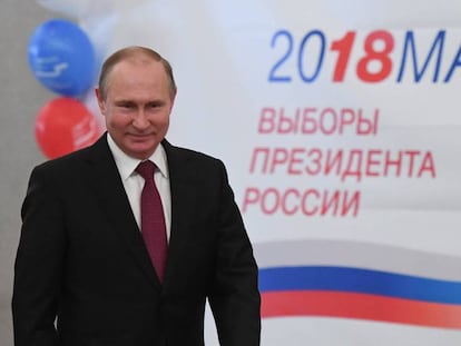 Vladimir Putin vota en la elecciones presidenciales rusas