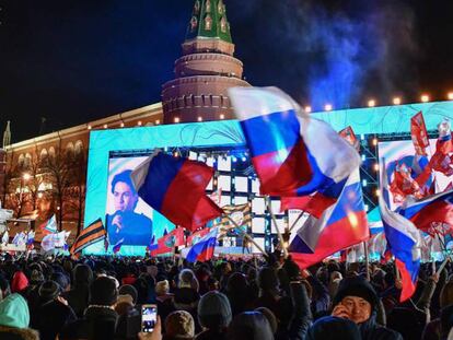 Cientos de partidarios de Putin celebran en Moscú el anuncio de los resultados provisionales, este domingo.