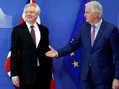 El representante británico para la UE, David Davis, y el negociador de la UE, Michel Barnier, posan tras la reunión en Bruselas.