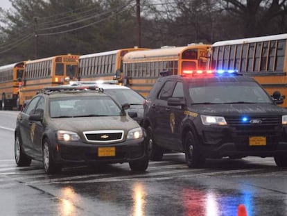 Autobuses escolares y coches de seguridad, este martes a las afueras del instituto Great Mills de Maryland. En el vídeo, momento en que un agente encuentra a unos alumnos escondidos.