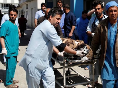 Un hombre es trasladado al hospital tras un ataque suicida en un templo chií de Kabul (Afganistán) el 21 de marzo de 2018.