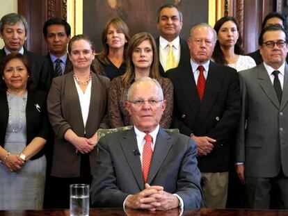 El presidente peruano, Pedro Pablo Kuczynski, anuncia su renuncia.