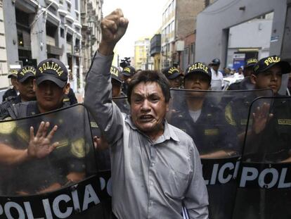 Un hombre grita consignas contra el expresidente Pedro Pablo Kuczynski frente al Palacio de Gobierno en Lima, el miércoles.
