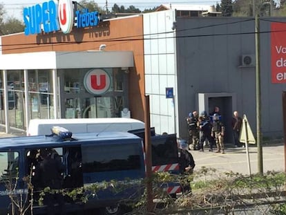 La policía en el exterior del supermercado, este viernes.