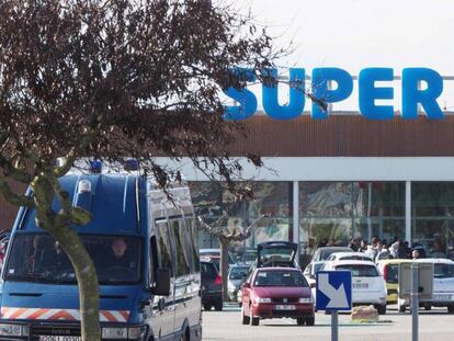 Fachada del supermercado donde se atrincheró el atacante este viernes antes de ser abatido.