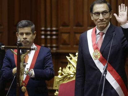 Martín Vizcarra saluda ante el Congreso tras jurar como nuevo presidente de Perú, en reemplazo de Pedro Pablo Kuczynski.