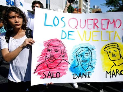 Dos jóvenes marchan en solidaridad con sus compañeros desaparecidos.