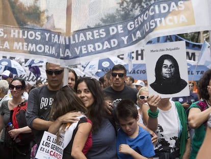 Una mujer abraza a la hija de un represor en la marcha del Día de la Memoria en Buenos Aires.