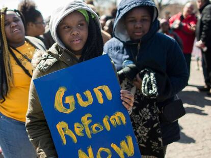 Un chico lleva en la manifestación de Washington un cartel que reza: 'Reforma de las armas, ya'.