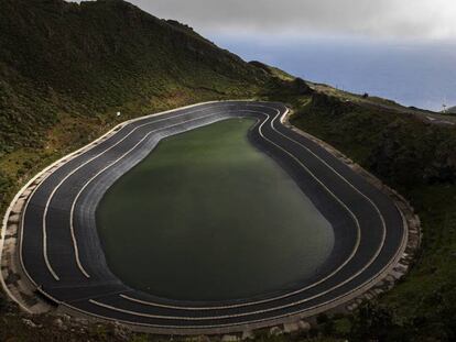 Depósito superior de la central de Gorona del Viento en la isla de El Hierro.