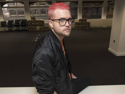 Christopher Wylie posa para EL PAÍS tras la entrevista.