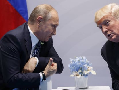 Donald Trump, junto a Vladimir Putin en el G-20 de Hamburgo el pasado julio. / Vídeo: El jefe de la diplomacia rusa, Sergei Lavrov, responde a las sanciones de EE UU el 16 de marzo de este año.