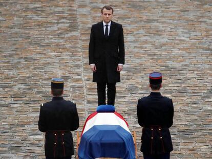 El presidente Macron rinde homenaje ante el féretro del gendarme Arnaud Beltrame