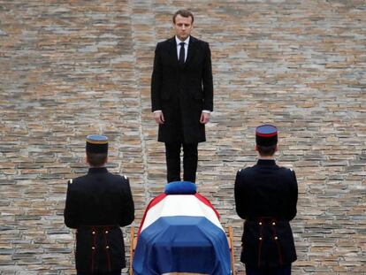 El presidente Macron rinde homenaje ante el féretro del gendarme Arnaud Beltrame