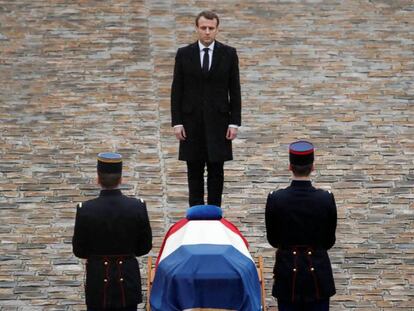 El presidente Macron rinde homenaje ante el féretro del gendarme Arnaud Beltrame