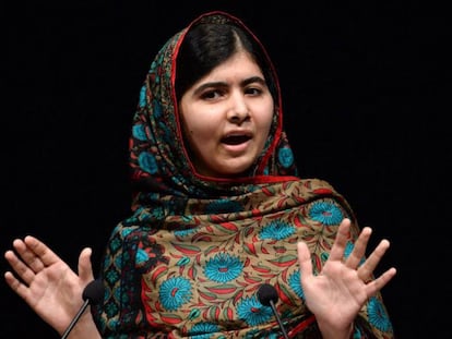 Fotografía de archivo del 10 de octubre de 2014 de Malala Yousafzai en Birmingham. En el vídeo, su llegada a Pakistán.