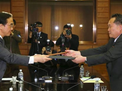 Momento en el que el ministro surcoreano de la Unificación Cho Myoung-gyun (izquierda) y su homólogo del norte, Ri Son Gwon, hoy en Panmunjom.