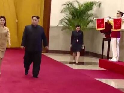 Kim Jong-un y su esposa, Ri Sol-ju, durante su visita a Pekín.