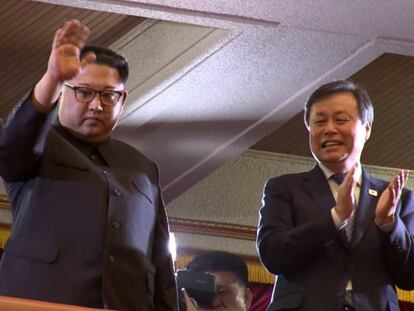 Kim Jong-un (izquierda) y el ministro de Cultura de Corea del Sur, Do Jong-hwan, este domingo en un concierto de artistas surcoreanos en Pyongyang.