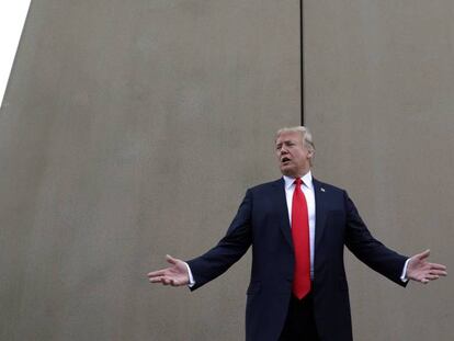 Donald Trump, el pasado 13 de marzo en San Diego, junto a uno de los prototipos del muro que quieren construir en la frontera mexicana.