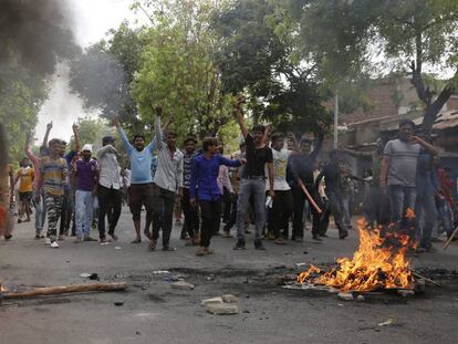 Protesta de los miembros de la casta de los 'intocables' en Ahmedabad (India) este lunes.