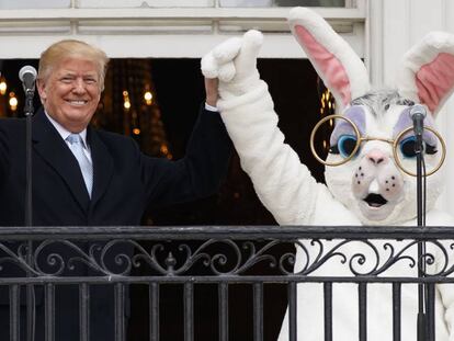 Donald Trump, este lunes, junto al conejo de Pascua en el balcón de la Casa Blanca.