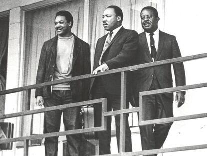 Desde la derecha: Ralph Abernathy, Martin Luther King, Jesse Jackson y Hosea Williams en la terraza del motel Lorraine de Memphis, el día antes de ser asesinado.