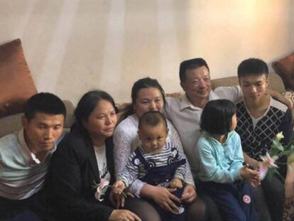 FOTO: La familia Wang, reunida al completo con la hija desaparecida vestida de blanco, en el centro de la foto. / VÍDEO: El padre cuenta la historia en su taxi.