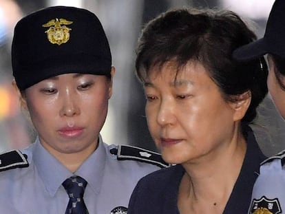 Park Geun-hye, escoltada a su llegada al Tribunal de Seúl, el pasado mayo. En vídeo, declaraciones del juez Kim Se-yun.