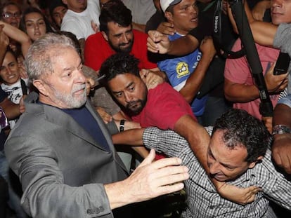 El expresidente Lula a su salida del sindicato.