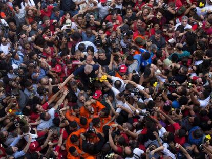 Una multitud rodea a Lula (en el centro, de azul) a su llegada a la sede del sindicato.