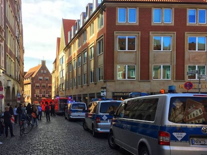 Primeros auxilios en el lugar del atropello en Munster, en el oeste de alemania