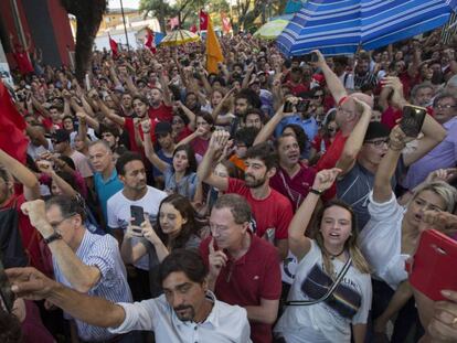 FOTO: Simpatizantes del expresidente brasileño Lula se manifiestan este viernes frente al Sindicato de los Metalúrgicos. | VÍDEO: Los últimos momentos del expresidente de Brasil antes de entrar en prisión.