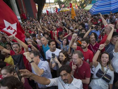 FOTO: Simpatizantes del expresidente brasileño Lula se manifiestan este viernes frente al Sindicato de los Metalúrgicos. | VÍDEO: Los últimos momentos del expresidente de Brasil antes de entrar en prisión.