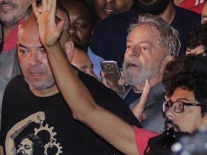 FOTO: El expresidente brasileño Luiz Inácio Lula da Silva, momentos antes de entregarse a la policía. / VÍDEO: Lula se entrega.