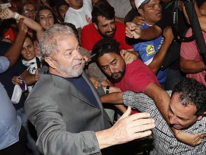 El expresidente Lula a su salida del sindicato.