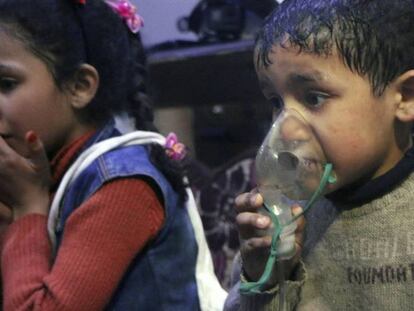 Niños afectados tras un ataque con gas en Duma.