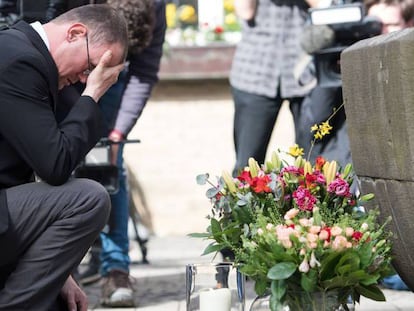 Un hombre muestra sus condolencias en el lugar en el que dos persoans murieron en Münster arrolladas por una furgoneta.