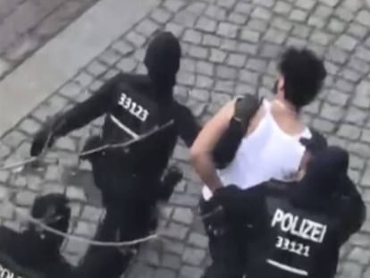 Un sospechoso es detenido por la policía, este domingo en Berlín.