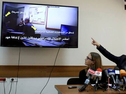 Basem Tamimi, padre de la joven Ahed, muestra un vídeo de un interrogatorio de la detenida, ayer en Ramala. En vídeo, grabación difundida por la familia de la menor en una campaña por su excarcelación.