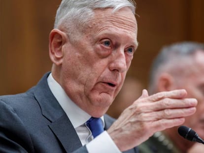 El secretario de Defensa estadounidense, Jim Mattis (izquierda), y el Jefe del Estado Mayor Conjunto, Joseph Dunford, testifican ante el Comité de Servicios Armados del Congreso.