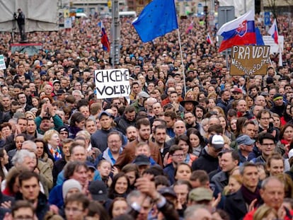 Manifestación para exigir la dimisión del jefe de la policía eslovaca, tras el asesinato de Jan Kuciak y su prometida, este domingo en Bratislava. En vídeo, denuncias de ciudadanos y políticos.