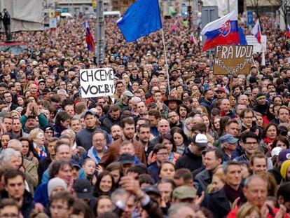 Manifestación para exigir la dimisión del jefe de la policía eslovaca, tras el asesinato de Jan Kuciak y su prometida, este domingo en Bratislava. En vídeo, denuncias de ciudadanos y políticos.