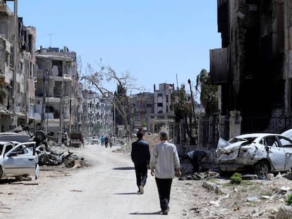 Vista general de una calle en ruinas en Duma, Guta Oriental, este lunes. En vídeo, las declaraciones del Pentágono sobre el conflicto.