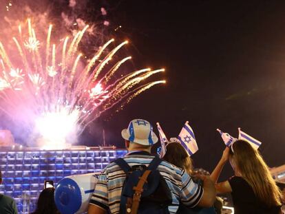 Fuegos artificiales en la celebración del Día de la Independencia en Tel Aviv. En vídeo, cómo nació el Estado de Israel.