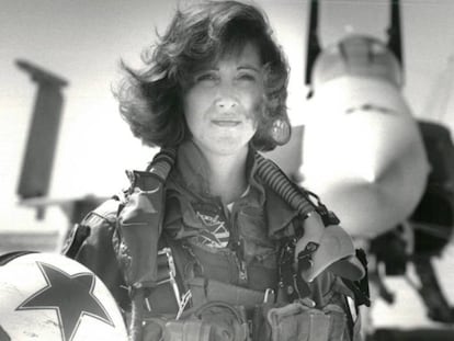 La capitana del accidentado vuelo de Southwest, Tammie Jo Shults, frente al avión de combate F/A-18A en 1992. En vídeo, la llamada de emergencia de la copiloto.