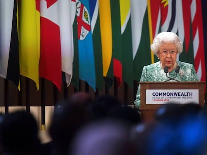 La reina Isabel pronuncia un discurso en la reunión de líderes de la Commonwealth este jueves en Londres.